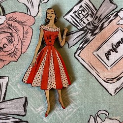 フランス製！『大きさのある木製ボタン　アトリエ ボヌール ドゥ ジュール ～赤い水玉ドレスの女性～』 1枚目の画像