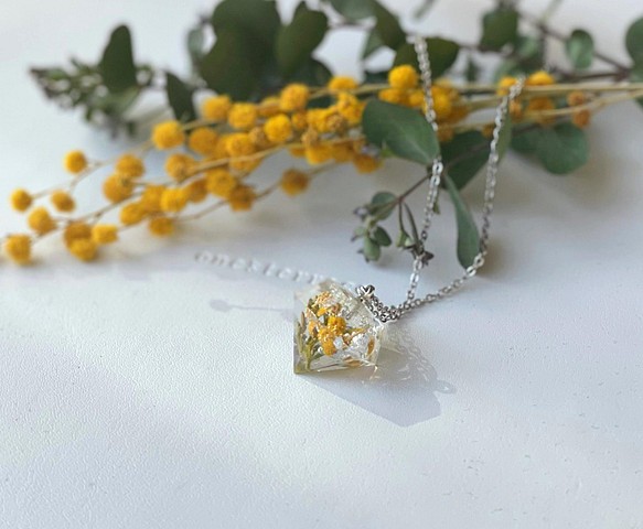 ミモザと銀箔のダイヤモンド型ネックレス　 1枚目の画像