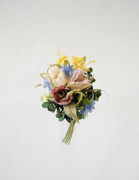 チューリップの花束 クリーム星のお花と * シルク絖製等 * コサージュ 1枚目の画像