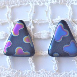 三角　マット黒花　チェコビーズCzech Glass Beads２個 1枚目の画像
