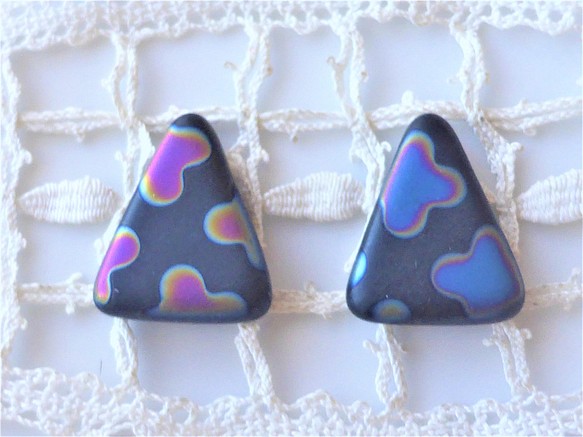 三角　マット黒花　チェコビーズCzech Glass Beads２個 1枚目の画像