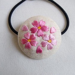 桜刺繍のヘアゴム（ベージュ） 1枚目の画像