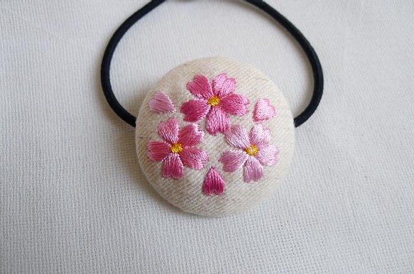 桜刺繍のヘアゴム（ベージュ） 1枚目の画像