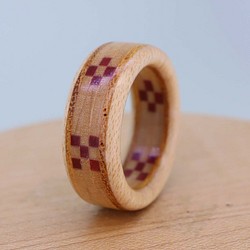 木の指輪 ミンサー織Bタイプ 白ベースの配色【受注生産】「いつも世までも末永く」という意味を持つ沖縄ミンサー織模様 1枚目の画像