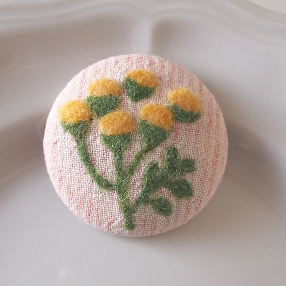 草花を描いた羊毛フェルト刺繍のブローチ（タンジー・ストライプ） 1枚目の画像