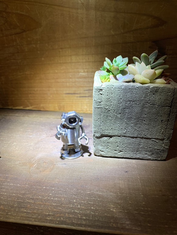 影に隠れるミニロボットくん  ミニチュア雑貨 メタルアート インダストリアル アイアン アンティーク雑貨 1枚目の画像