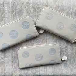 刺繡皮革錢包“Guruguru”WHITE×淺藍色（牛皮）圓形拉鍊型☆修身型☆ 第1張的照片