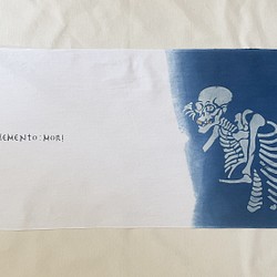 送料無料 " MEMENTO MORI " 型摺り染 藍染手ぬぐい　メメントモリ　骸骨 1枚目の画像