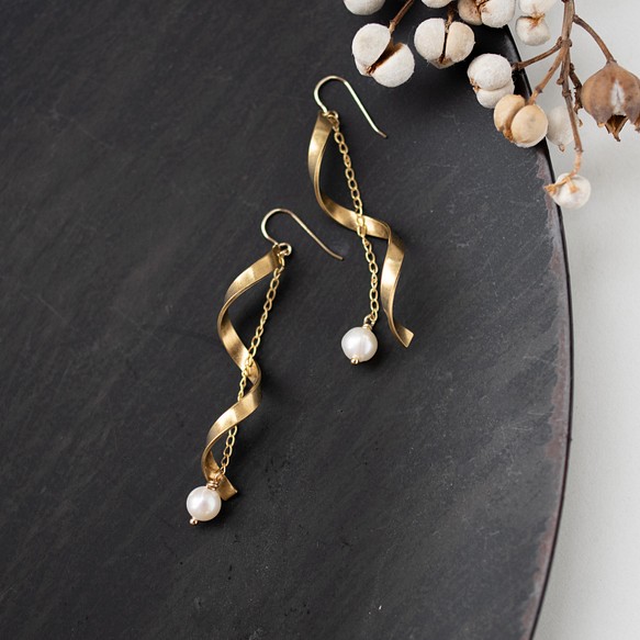 [轉載] Twist 淡水珍珠和復古黃銅零件 14kgf 耳環 第1張的照片