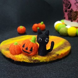ハロウィンパーティーステージ 羊毛フェルトコースター【黒猫・かぼちゃ】 1枚目の画像