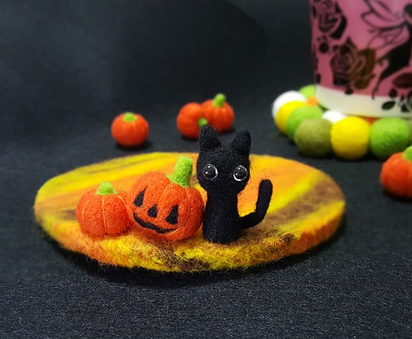 ハロウィンパーティーステージ 羊毛フェルトコースター【黒猫・かぼちゃ】 1枚目の画像