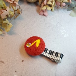 【琴鍵上的音符】系列-1 紅色音符羊毛氈兒童髮夾 第1張的照片