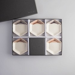 【結婚祝いにオススメ♡ペアギフトボックス】六角豆皿（マリアージュライン）5枚セット 1枚目の画像