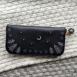 刺繍革財布『森の夜』牛革BLACK×２色（☆Slimラウンドファスナー型） 1枚目の画像