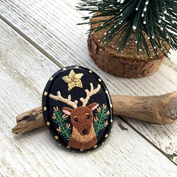 北極星と鹿の刺繍ブローチ 1枚目の画像
