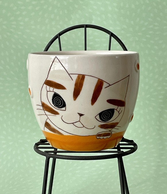 猫絵湯呑み(ひと休み中の茶トラ猫)オレンジ 1枚目の画像