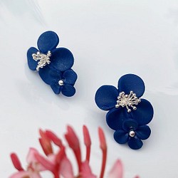上品な紺色の花｜イヤリング・イヤークリップ 1枚目の画像