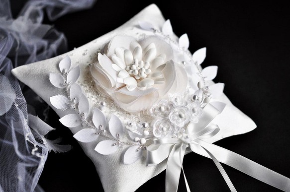 ラッピング無料】月桂樹 シルクの大輪の白いの花 オートクチュール刺繡 