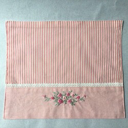 ピンクのバラ刺繍ランチョンマット(30cm×24.5cm) 1枚目の画像