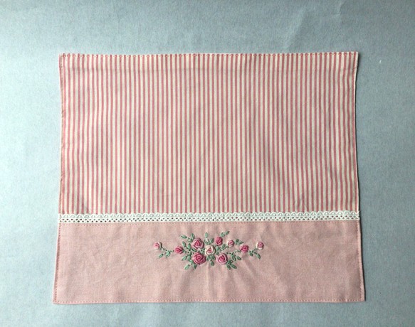 ピンクのバラ刺繍ランチョンマット(30cm×24.5cm) 1枚目の画像
