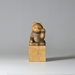 木彫り　左手で招き猫　蜜蝋仕上げ　猫仏2002 1枚目の画像