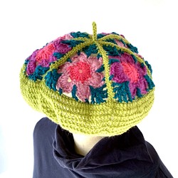 グラニーモチーフ　スタイル決まる ベレー帽子　小顔効果のビタミンカラー＊手編みクロッシェ　ニット帽　緑紫レディース帽子 1枚目の画像