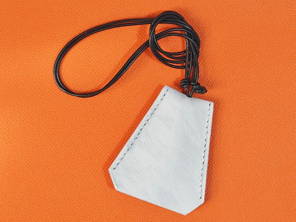 Clochette necklace  レザークロシェット キーケース ホワイト ペンキ キーストラップ キーネックレス 1枚目の画像