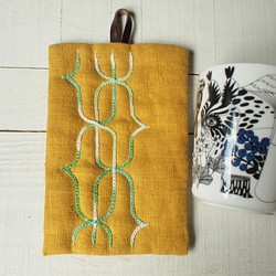 アイヌ刺繍の鍋つかみ　リネンのマスタードに糸はアップルグリーンのグラデーション 1枚目の画像