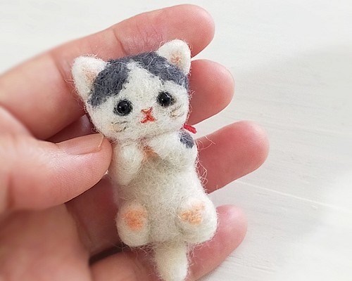 羊毛フェルトの小さな子猫(グレーぶち猫・ころりん) 猫雑貨 猫
