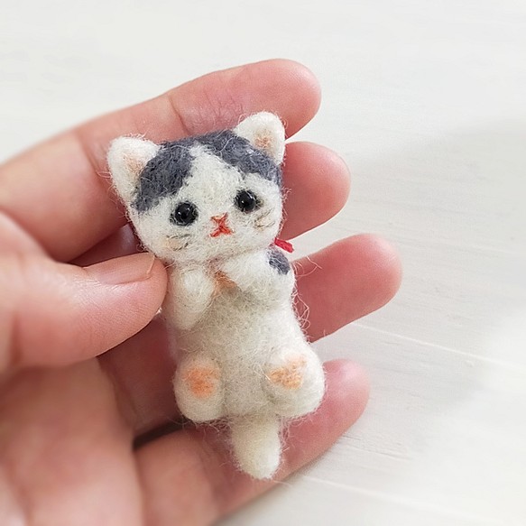 ■羊毛フェルトの小さな子猫(グレーぶち猫・ころりん)　猫雑貨　猫マスコット