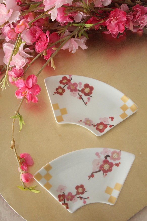 梅の花咲く雅な扇皿 1枚目の画像