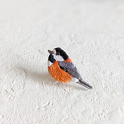 オレンジカラーが可愛いヤマガラの刺繍ブローチ　鳥　刺繍 1枚目の画像