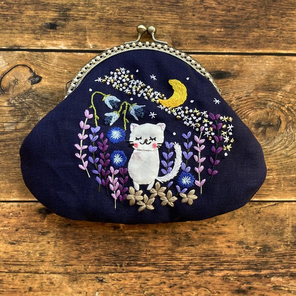 夜空の猫の刺繍ポーチ 星空のがま口 プレゼントにも 受注制作 がま口 あきのかぜ 通販 Creema クリーマ ハンドメイド 手作り クラフト作品の販売サイト