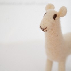 キルギス 癒しのフェルトの動物ぬいぐるみ – ラマ 羊毛フェルト