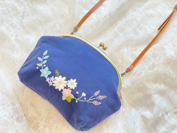 即納】お花畑のショルダーバッグ ～手刺繍のがま口バッグ～ ショルダー