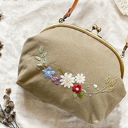 【即納】お花畑のショルダーバッグ（グレーベージュ×花柄）　～手刺繍のがま口バッグ～ 1枚目の画像