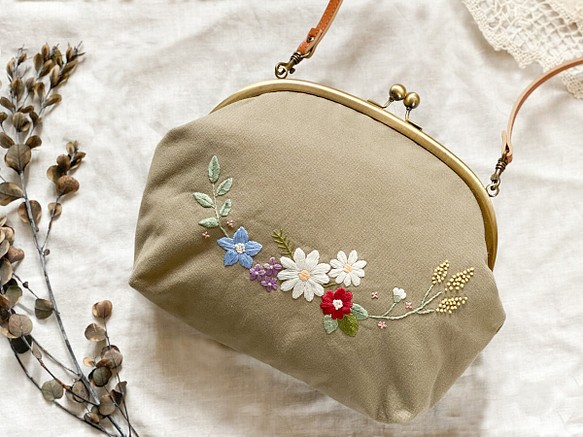 【即納】お花畑のショルダーバッグ（グレーベージュ×花柄）　～手刺繍のがま口バッグ～ 1枚目の画像