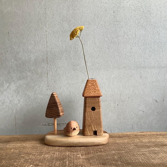 植物塔（單個花瓶）小鳥和花園 第1張的照片