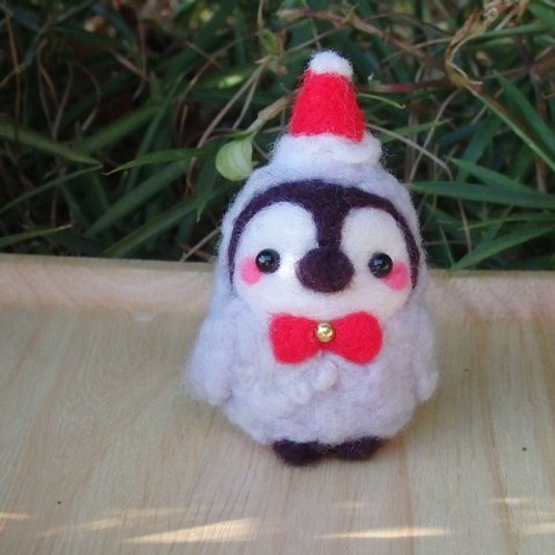 ふわもこの赤ちゃんペンギン サンタ帽子 羊毛フェルト 紫花 通販 Creema クリーマ ハンドメイド 手作り クラフト作品の販売サイト