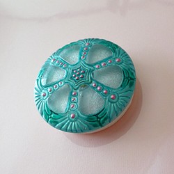 チェコガラスボタンのブローチ（車輪） 1枚目の画像