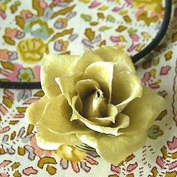 生花 バラ 革チョーカー ルシードフラワー オリーブグリーン 1枚目の画像