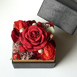 フラワーボックス 還暦祝い 赤 レッド 深紅 黒 革風 BOX ギフト プレゼント スクエア バラ 1枚目の画像