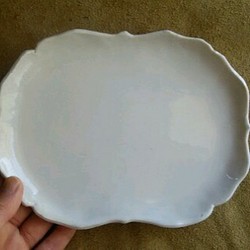 白の洋風な和皿 1枚目の画像