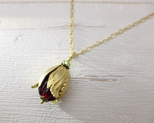 The fruit or flowerbud, Glass and brass necklace, Deep Red 第1張的照片