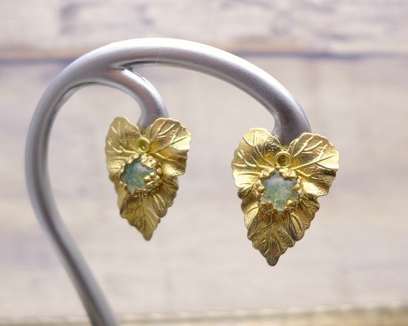 黃銅和玻璃耳環常春藤綠色：復古老式古董 第1張的照片