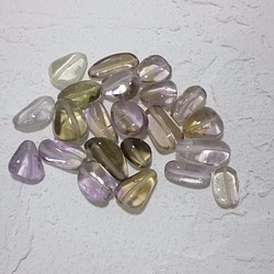 天然石（アメジスト色とトパーズ色の混ざり）変形ビーズ 1枚目の画像