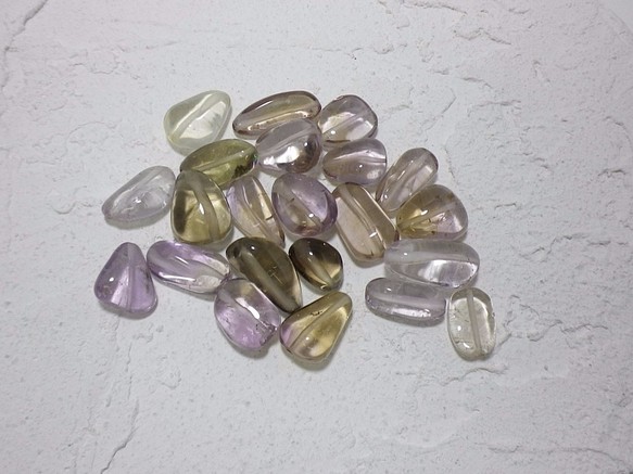 天然石（アメジスト色とトパーズ色の混ざり）変形ビーズ 1枚目の画像