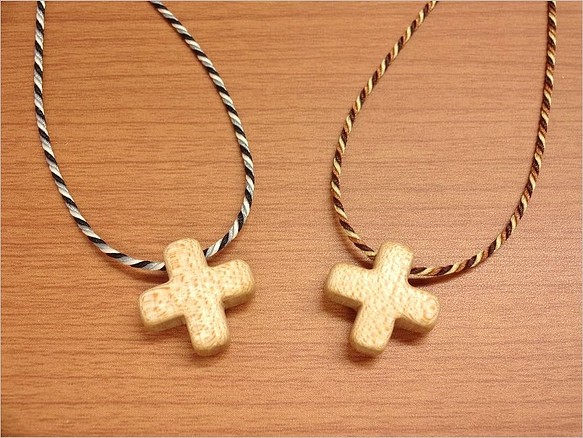 小さな十字架ネックレス（メープル＋絹紐） 1枚目の画像