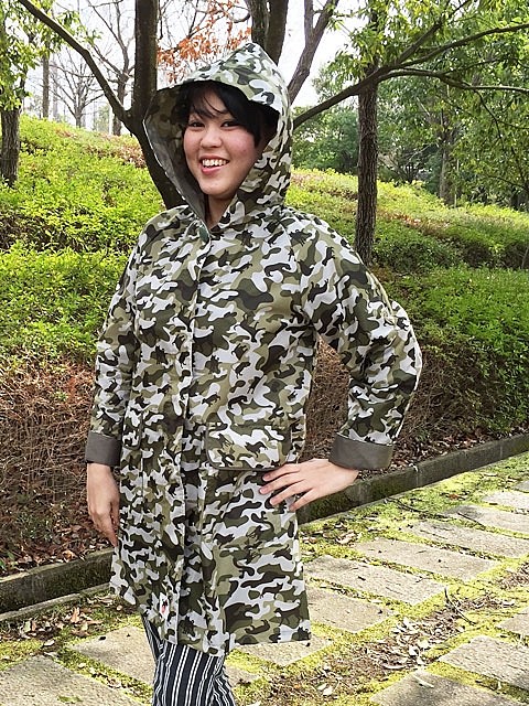 WLC1822-L　女用單品 披風雨衣 完全防水   森林綠 附毛孩剪影迷彩圖案 第1張的照片