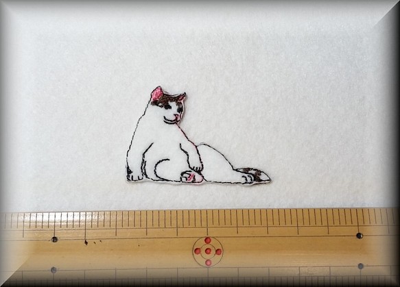 どすこい猫の刺繍シール 1枚目の画像
